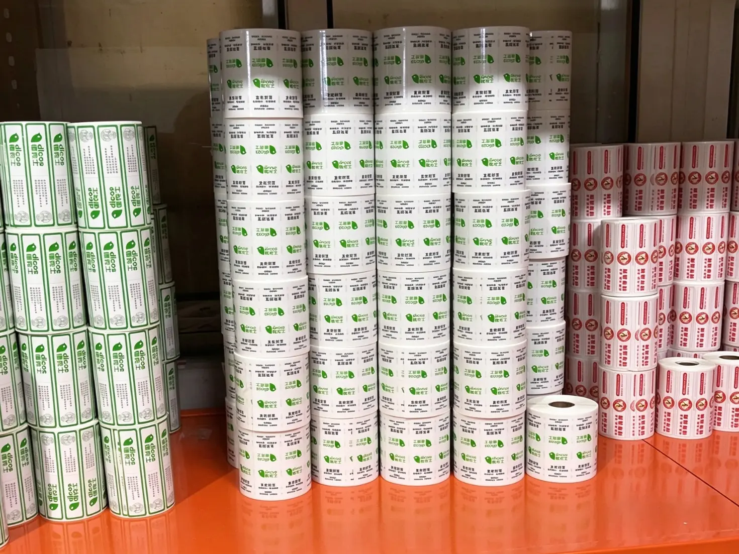 Xinsen Packaging の高速ダイカッターはシール ステッカーの生産効率をどのように向上させますか?